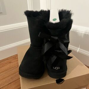 UGG Kids’ Bailey Bow II Black, Size 2 NEW